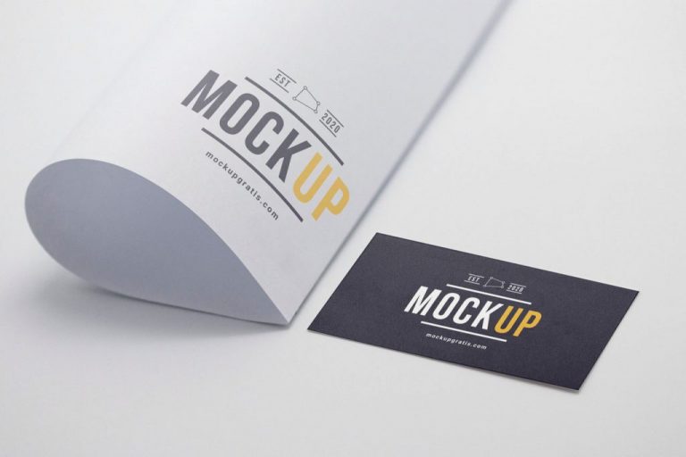 Mockup gratis de papelería, con una tarjeta de visita y una hoja de papel doblada, formato PSD