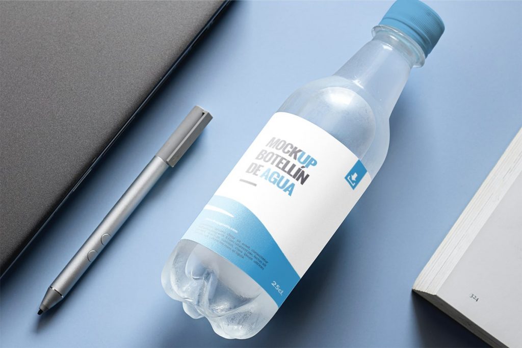 Mockup de un botellín de agua en formato PSD completamente gratis