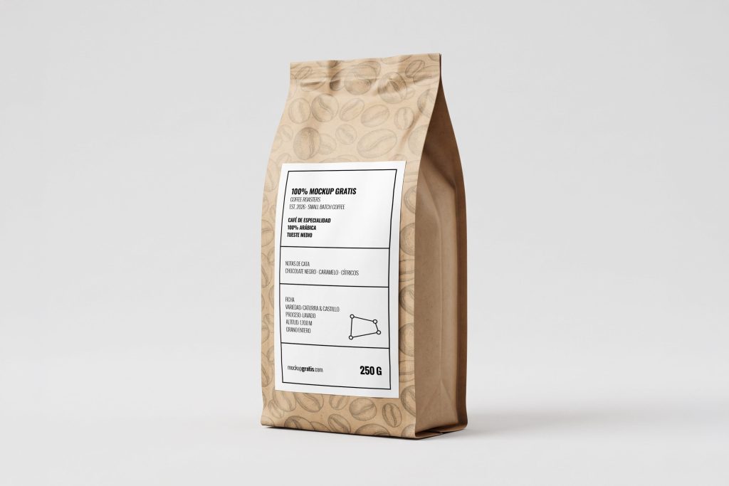 Mockup de una bolsa kraft de café con etiqueta blanca en formato PSD gratis